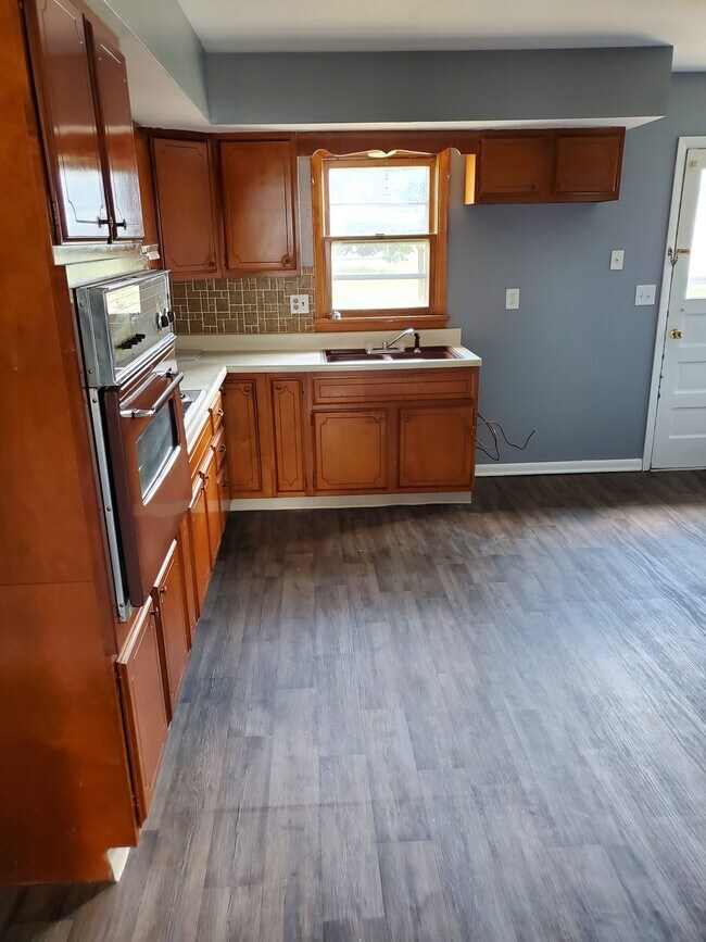 Foto del edificio - 110 W Summitville St