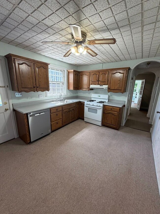 Foto del edificio - 3 Bedroom, 2 Full Bath Home with 4-Season Room, Garage & Large Lot
