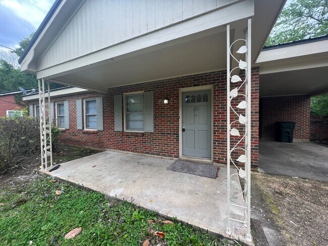 Foto del edificio - 3 bedroom 1 bathroom single level home