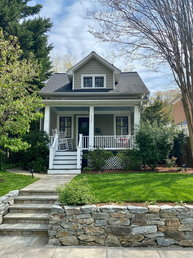 Foto del edificio - 5747 Sherier Pl NW