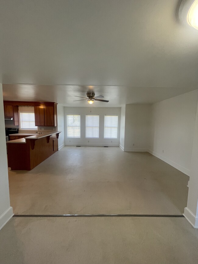 Family room - 17728 Flatfoot Rd