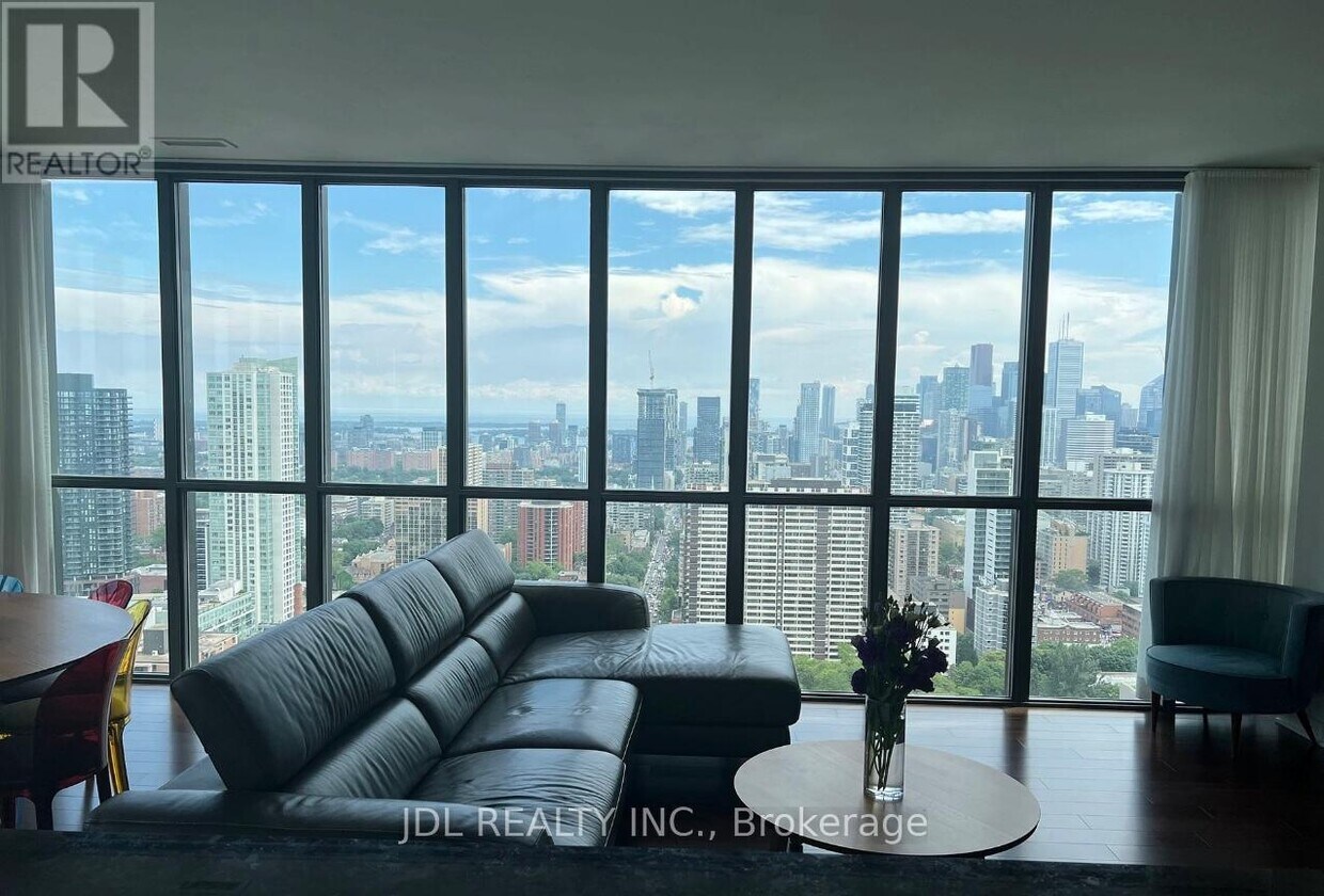 Photo du bâtiment - 110 Charles St E