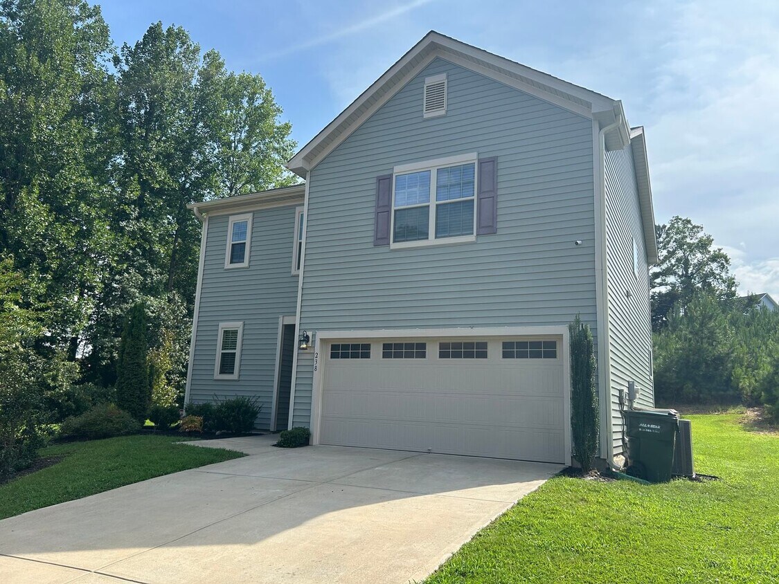 Foto principal - 3 Bed | 2.5 Bath House in Clayton