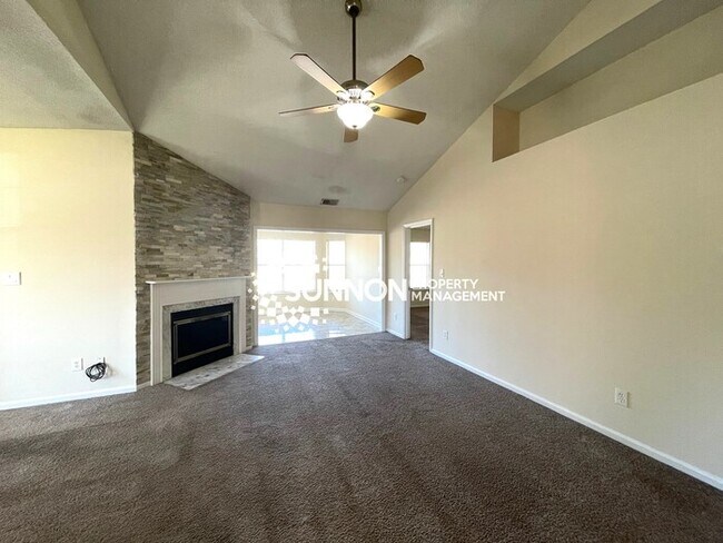 Foto del edificio - Spacious 3 Bed, 2 Bath End Unit