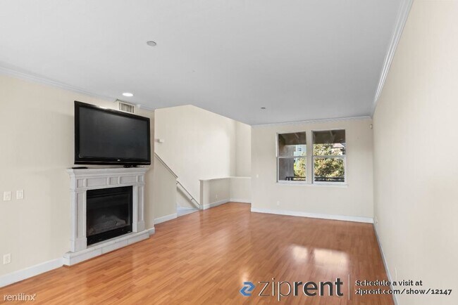 Building Photo - 3 br, 3 bath Townhome - 2130 Klassen Way, ...
