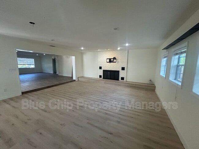 Building Photo - 4634 W Sunset Blvd
