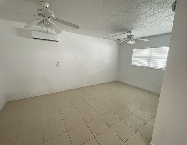 SALA DE ESTAR - 4800 Ocean Beach Blvd