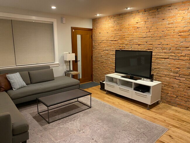 Living room 3 - 942 Morris St