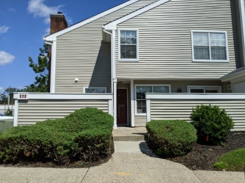 Primary Photo - 202 Westchester Ct