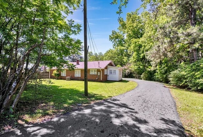 Building Photo - 4 bedroom 2 Bath - Available Now