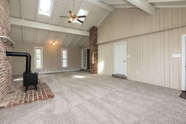 Building Photo - Completely renovated home in Berlin!