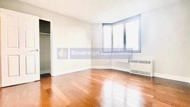 Building Photo - 3333 Broadway