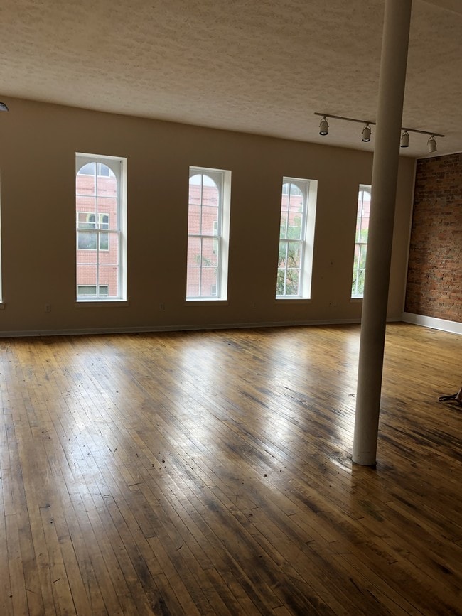 Building Photo - 108 N 5th St