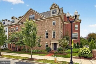 Building Photo - 322 N George Mason Dr