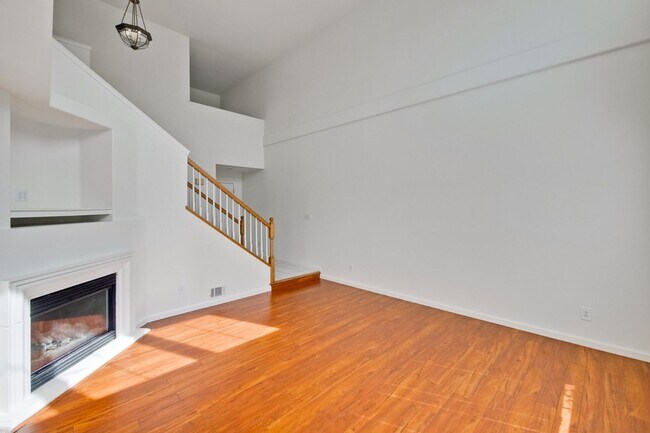 Building Photo - Spacious 2 Bed 2.5 Bath Townhome In Milpitas!