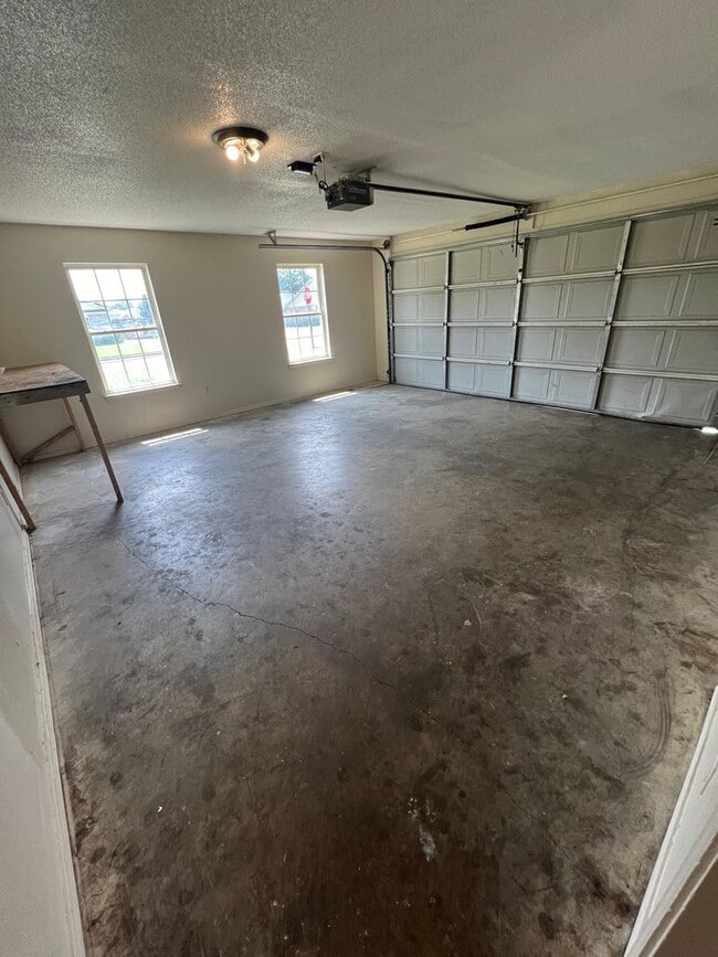 Building Photo - 3 Bed 2 Bath House with 2 Car Garage.  Has Gas Heat & Hot Water.