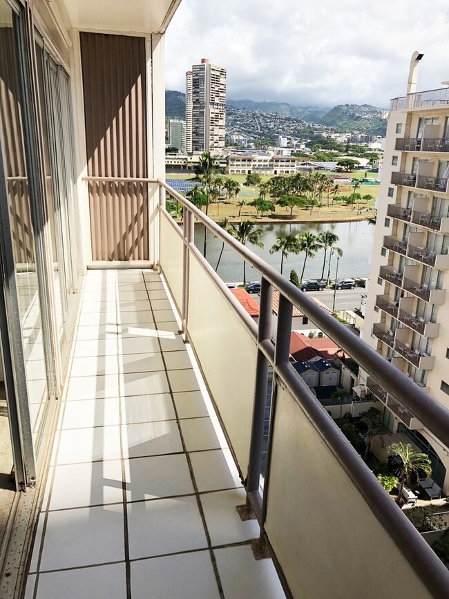 Building Photo - Waikiki - 1 bed 1 bath  w/ Parking - Utilities included!