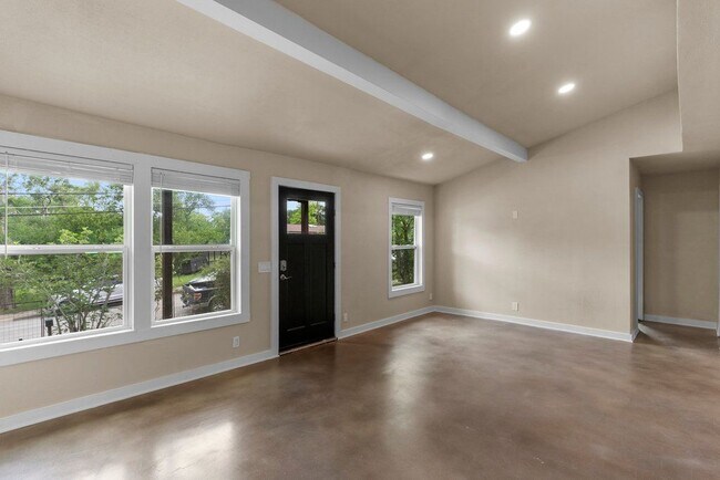 Foto del edificio - 4305 Leslie Ave