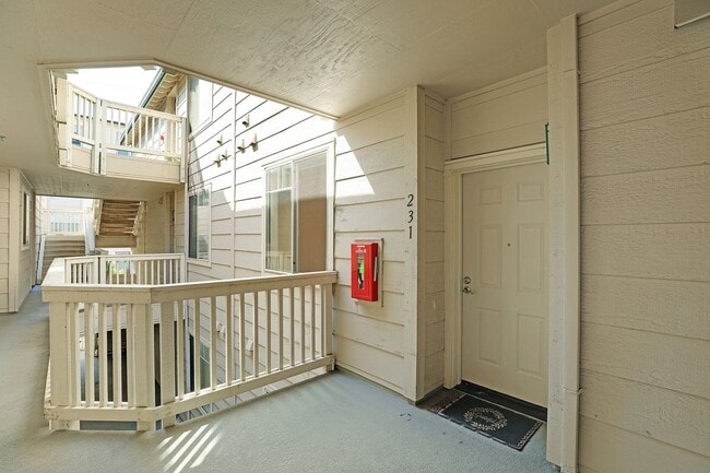 Building Photo - Spacious, Open-Concept 2/2 Condo SSF
