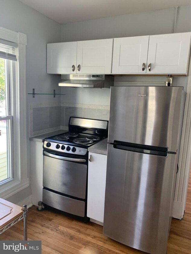Foto principal - 323 E 3rd St