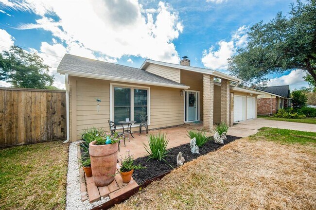 Building Photo - 15907 Boulder Oaks Dr