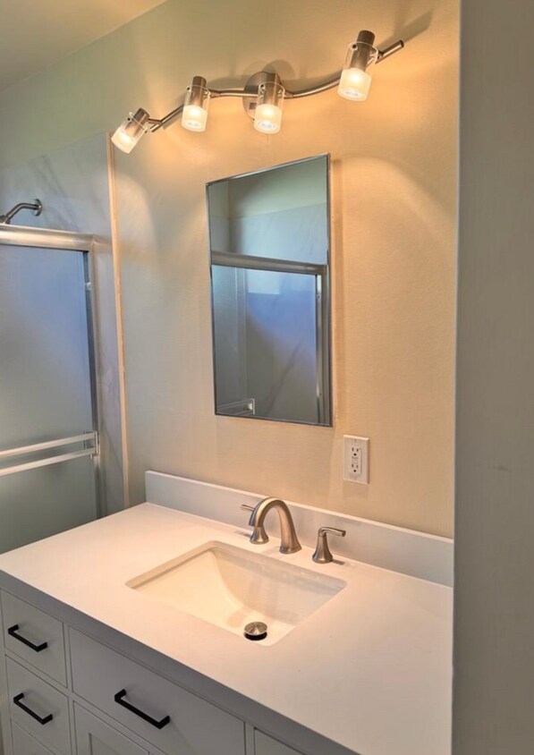 Building Photo - ADORABLE Arden Arcade 2 bedroom home! HUGE YARD!!  (Please reference entire ad for viewings)