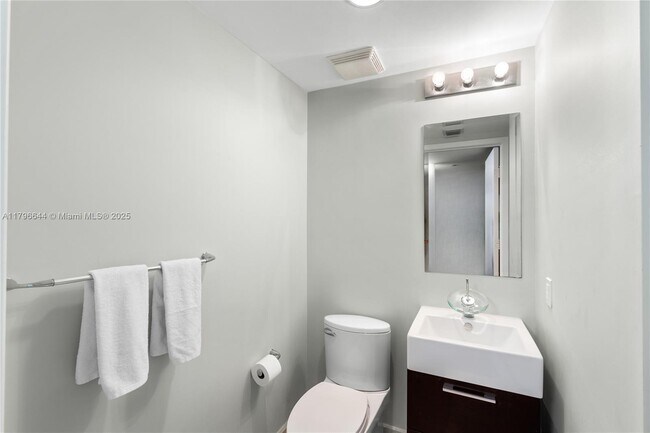 Foto del edificio - 5875 Collins Ave