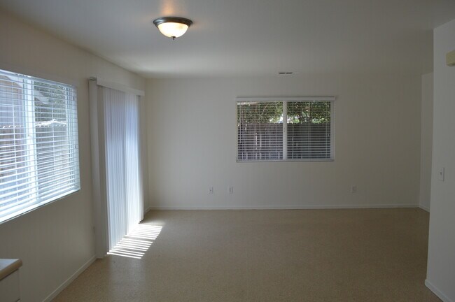 Building Photo - Centrally Located!