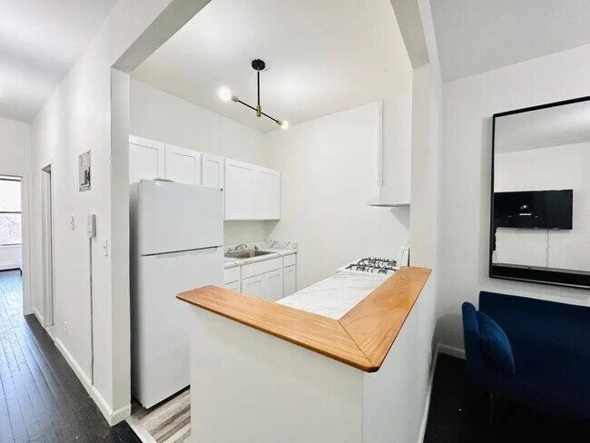 Foto del edificio - Furnished room/NOT APARTMENT