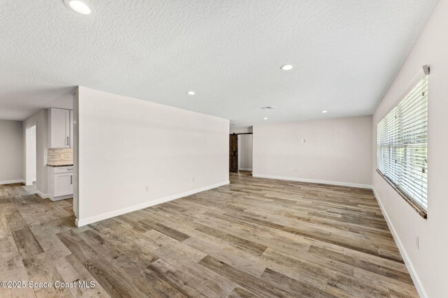 Building Photo - 215 S Robert Way