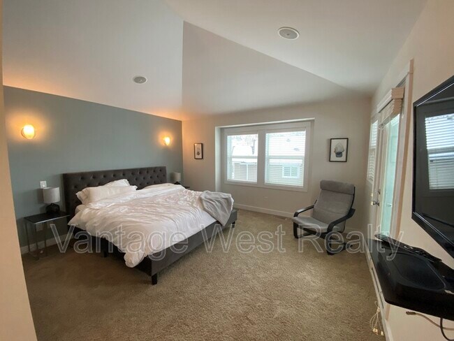 Building Photo - 5785 Mountainside Dr