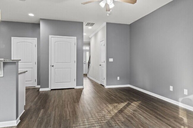 Building Photo - Simpsonville 3BR/2.5BA with Granite, Garag...