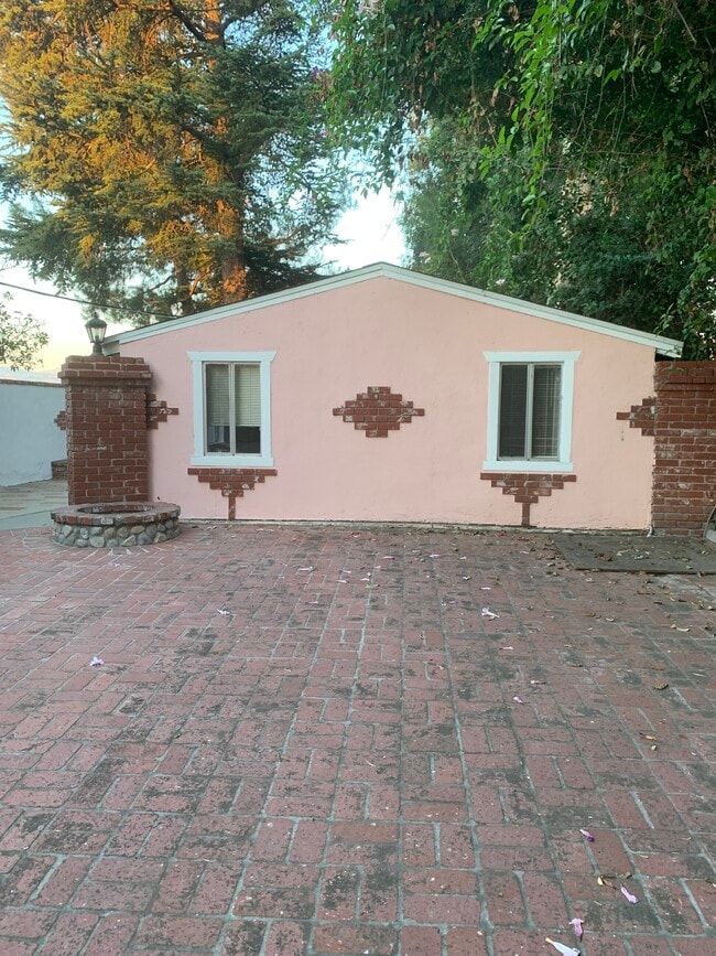 Side of Guesthouse - 15138 Encanto Dr (Sherman Oaks, CA) House
