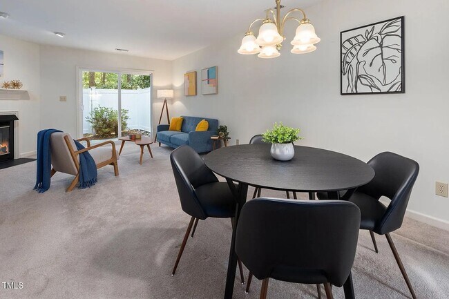 Foto del edificio - Townhouse in Woodcroft!
