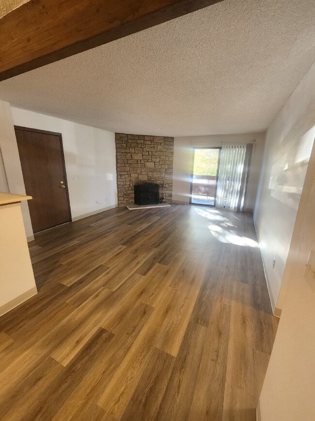 Building Photo - Charming 2-Bed Garden Apartment in Green M...