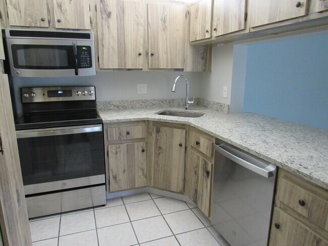 Foto del edificio - 703 Sunny Pine Way