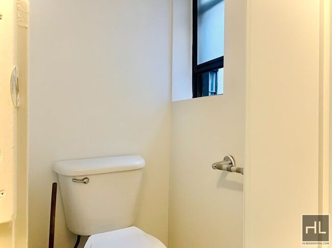 Building Photo - NO FEE Two Bed on Upper East Side! Won't S...