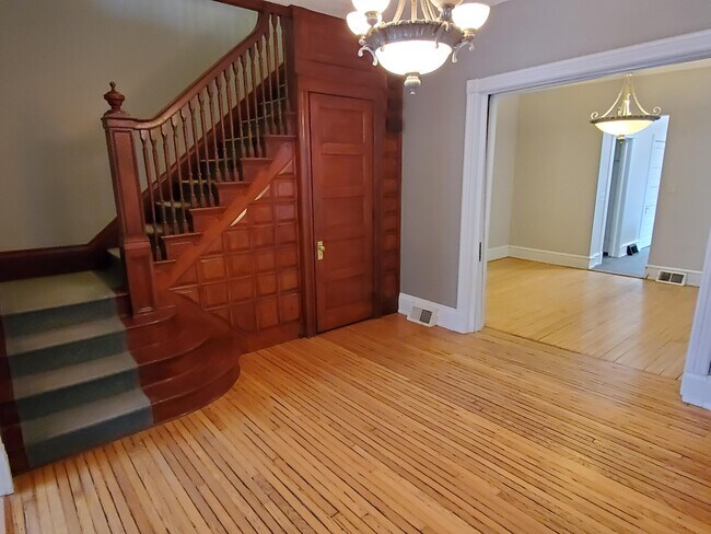 Foto del edificio - 2054 N Cambridge Ave