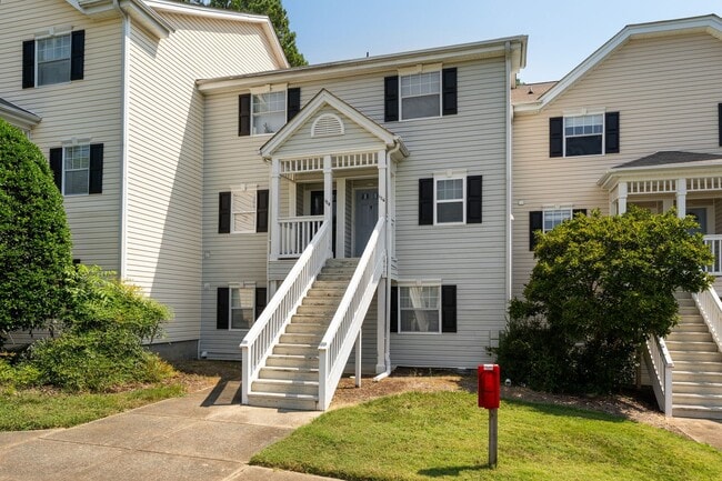 Updated 2BR/2.5BA in Fantastic Chapel Hill Location! Convenient to I-40! - Updated 2BR/2.5BA in Fantastic Chapel Hill Location! Convenient to I-40! Townhome