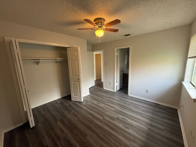 Foto del edificio - 512 Willowbend Cove