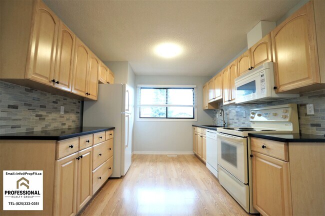 Photo du bâtiment - 17124 101 St NW