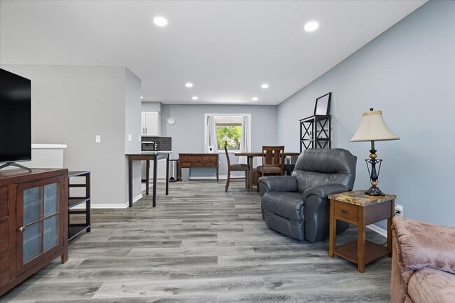 Foto del edificio - 830 Russell Ave