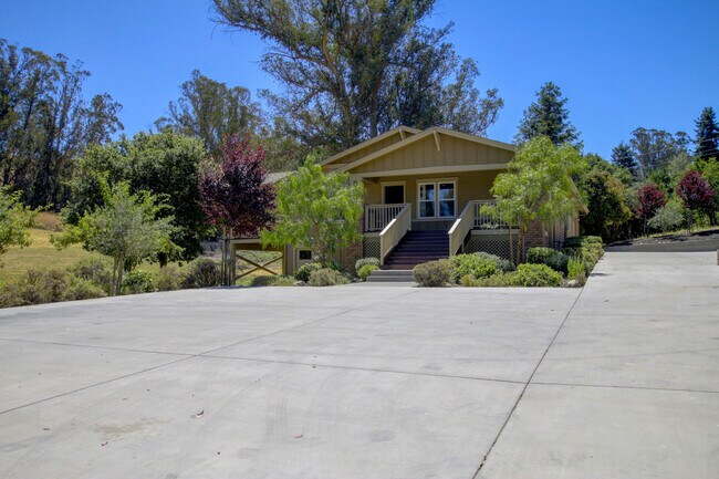 Foto del edificio - Country Property~West Petaluma~Keep horses...