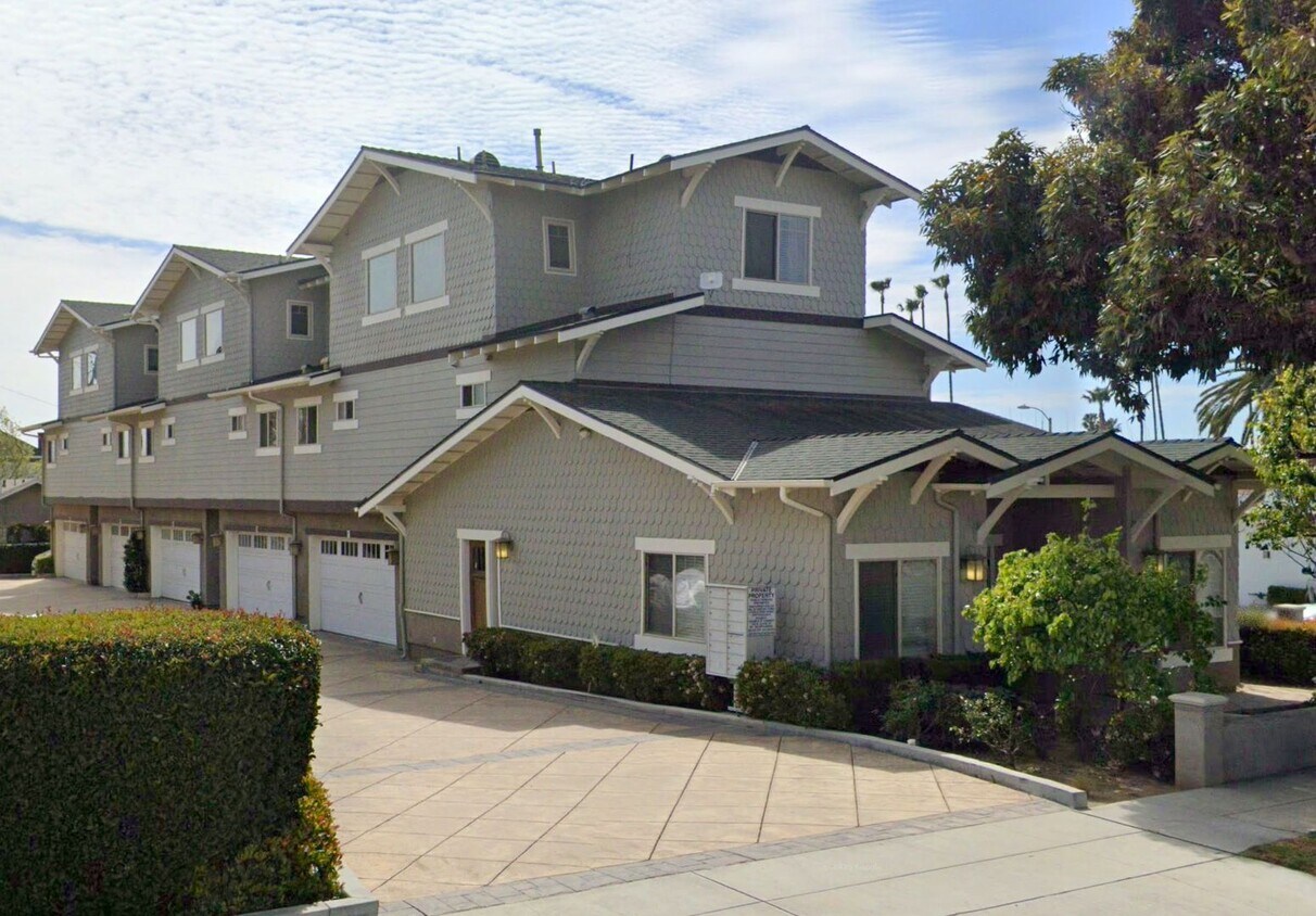 Foto principal - Pet friendly three-story townhouse-style c...