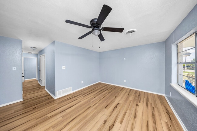 Foto del edificio - 4659 NW Ozmun Ave