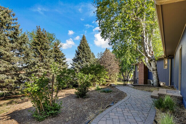 Foto del edificio - 1013 E Ridge Rd