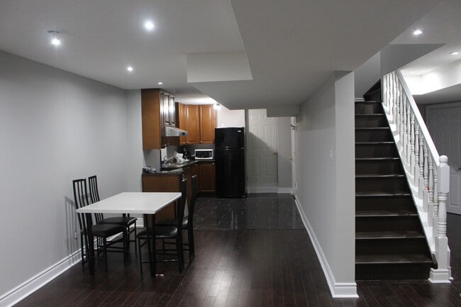 Building Photo - 21 Sandringham Dr