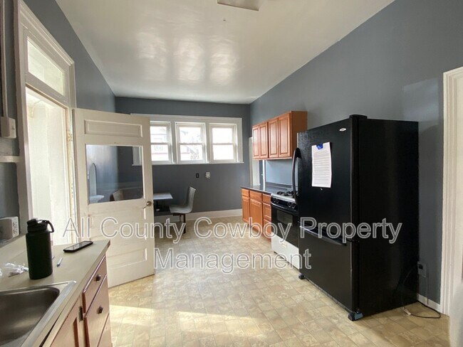 Building Photo - 418 S 6th St