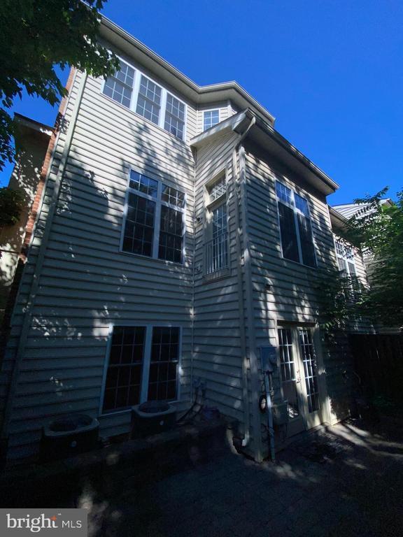 Building Photo - 5989 Meadow Brook Dr