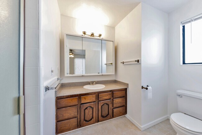 Foto del edificio - Enormous 4 Bed / 3 Bath Pet Friendly Home ...